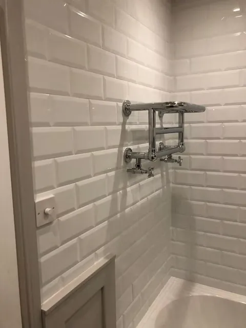 Modern en-suite with walk-in shower and recessed shelving