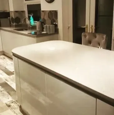 Kitchen island with white quartz-effect worktop